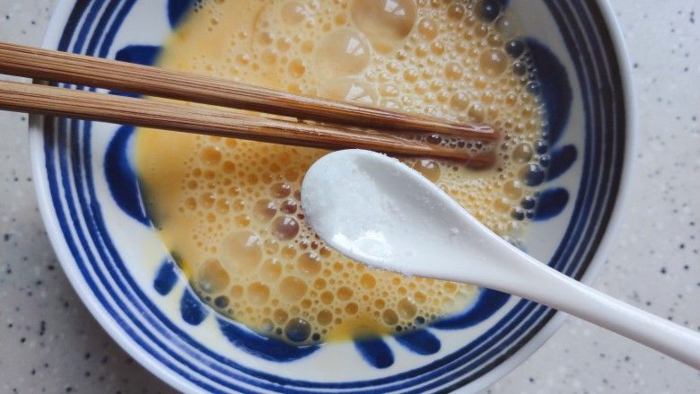 白玉菇炒鸡蛋,<a style='color:red;display:inline-block;' href='/shicai/ 9'>鸡蛋</a>打散,加少许料酒,一丢丢细盐,搅拌均匀