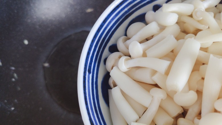 白玉菇炒鸡蛋,锅内添少许食用油,待油热后下白玉菇