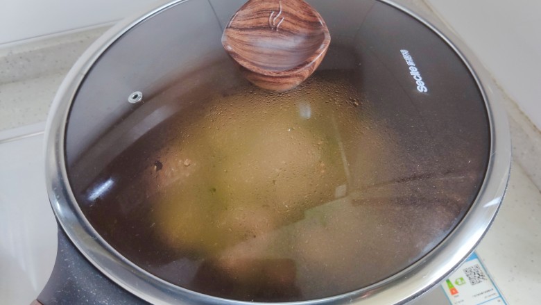白玉菇炒鸡蛋,盖上锅盖,转小火焖煮30秒