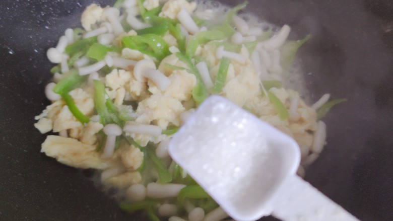 白玉菇炒鸡蛋,加一小勺细砂糖带出鲜味,翻炒均匀即可