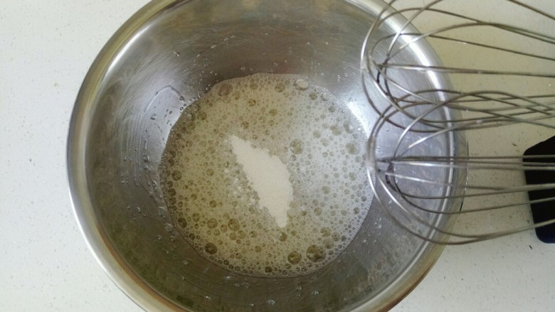 平底锅舒芙蕾,蛋清中滴几滴柠檬汁去腥,用电动打蛋器搅拌至鱼眼泡,加入三分之一白砂糖