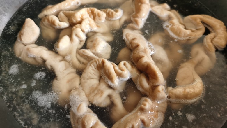 尖椒肥肠,买的熟肥肠我习惯用热水再清洗一下,不仅能把多余的油脂洗去,也更加干净卫生。