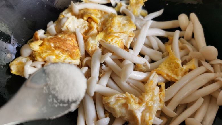 白玉菇炒鸡蛋,放入食盐,要是觉得太干,可稍微加入半炒勺开水。