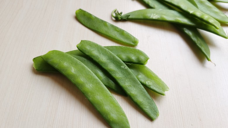 白玉菇炒鸡蛋,<a style='color:red;display:inline-block;' href='/shicai/ 81'>荷兰豆</a>择去豆筋,清洗干净。