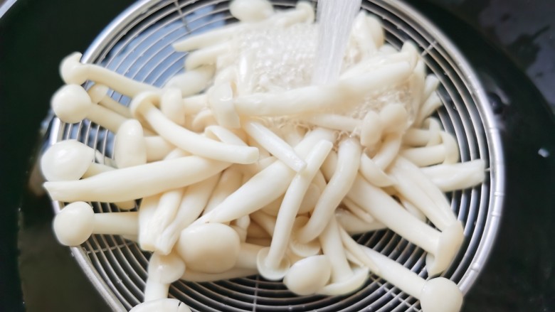 白玉菇炒鸡蛋,捞出用冷水过凉,控水备用。