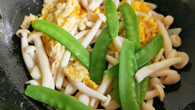 白玉菇炒鸡蛋,加入荷兰豆翻炒。