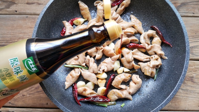 尖椒肥肠,加入太太乐原味鲜小炒鲜酱油(平时家里做小荤或是肉菜都喜欢用料酒和姜来去腥去异味,囡姐今天安利给大家的这款太太乐原味鲜小炒鲜酱油特别加入生姜浓缩汁,在给肉类去腥解膻的同时又能增鲜提味)。