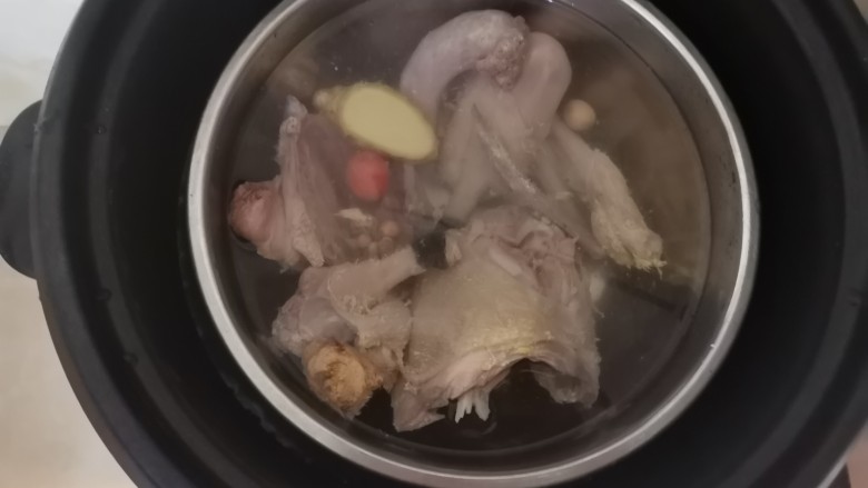 连城最名贵的特产,白鹜鸭汤,超级美味,清香无比,放到锅里