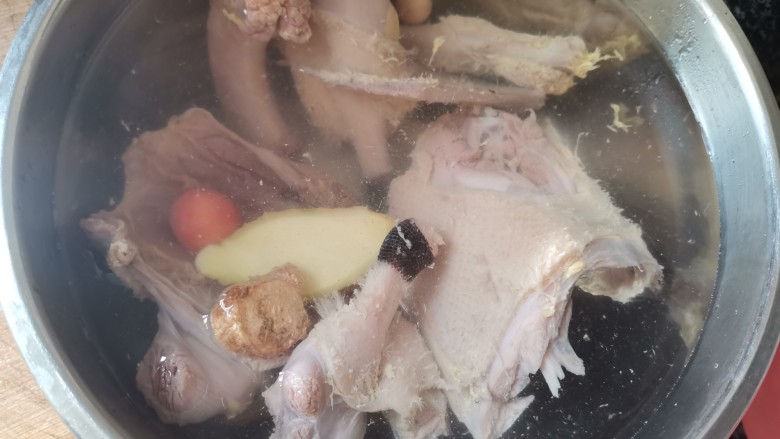 连城最名贵的特产,白鹜鸭汤,超级美味,清香无比,加水,水一定要没过鸭肉因为蒸的时间比较久