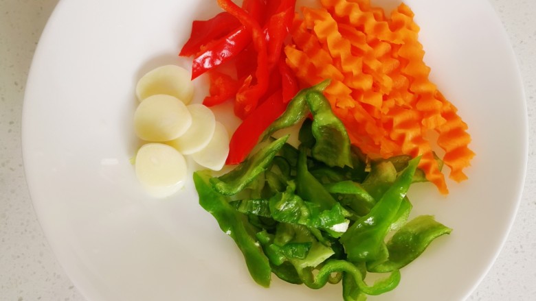 素炒白玉菇,准备洗净的青红椒切丝,<a style='color:red;display:inline-block;' href='/shicai/ 25'>胡萝卜</a>切条,蒜切片备用