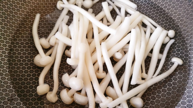 素炒白玉菇,锅中加水煮开,将白玉菇焯水过凉水