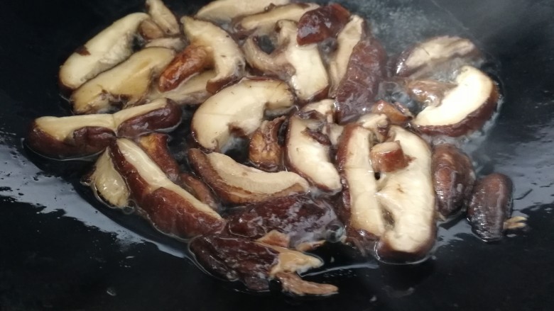 电饭煲番茄饭,炒出香味,盛出。
