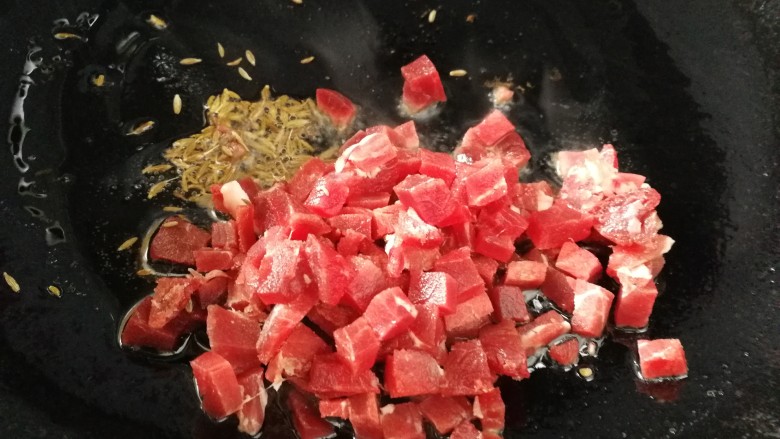 电饭煲番茄饭,用炒香菇剩下的油,放适量<a style='color:red;display:inline-block;' href='/shicai/ 146573'>孜然粒</a>和牛肉粒一起炒香,盛出。