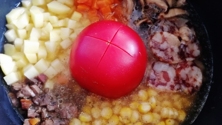 电饭煲番茄饭,中间放一个<a style='color:red;display:inline-block;' href='/shicai/ 59'>番茄</a>,顶部用刀划个十字。