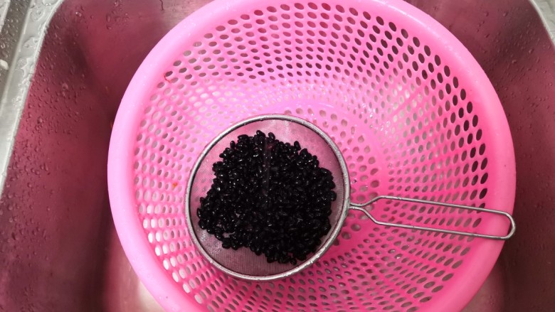早餐之黑豆浆,因为篮子的洞洞比较大,所以用个过滤的勺子阻隔着进行清洗