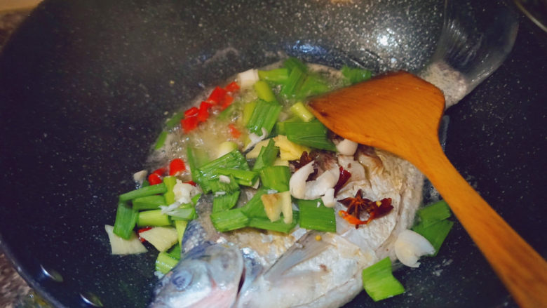 红烧鳊鱼,将准备好的配料倒进去(除了葱花先别倒进去)