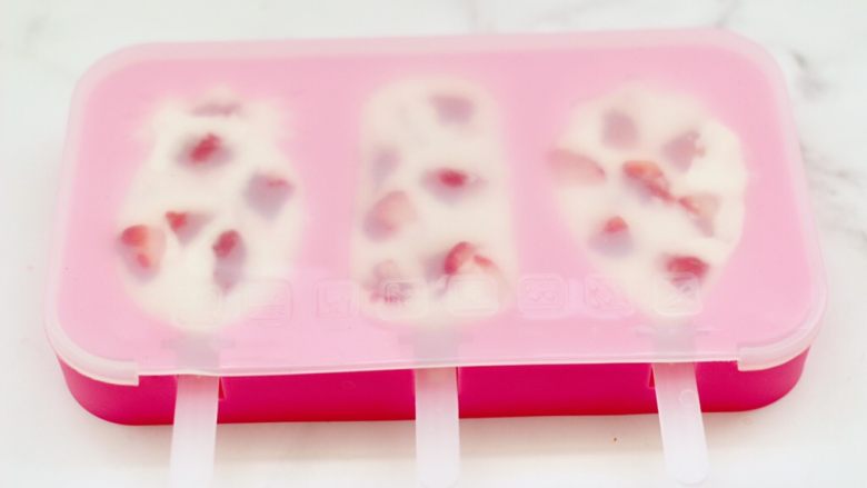 草莓酸奶雪糕,盖上雪糕模具盖子,放入冰箱冷冻4个小时即可。