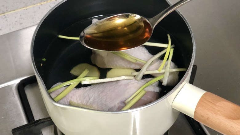 酸辣又开胃的柠檬手撕鸡,鸡大腿洗净,放入冷水中,加入葱姜、<a style='color:red;display:inline-block;' href='/shicai/ 718'>料酒</a>1勺。