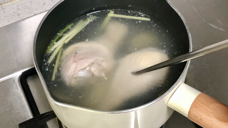 酸辣又开胃的柠檬手撕鸡,盖上盖子,转小火煮15分钟,用筷子扎不出血水就好了。
