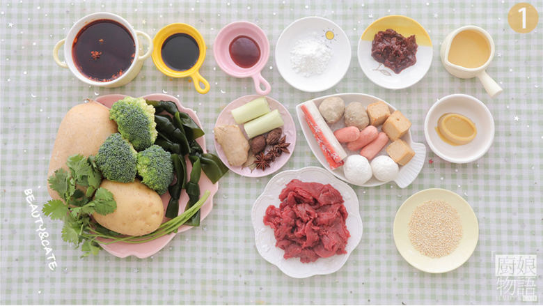 一到深夜就想吃夜宵?这盆麻辣冷锅串串一步到胃!,准备好食材~