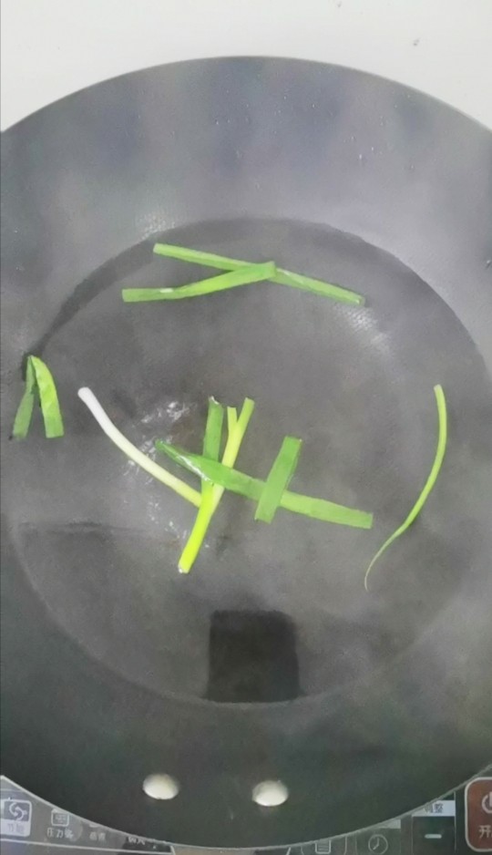 白灼小仁鲜,锅烧开水,放入小葱