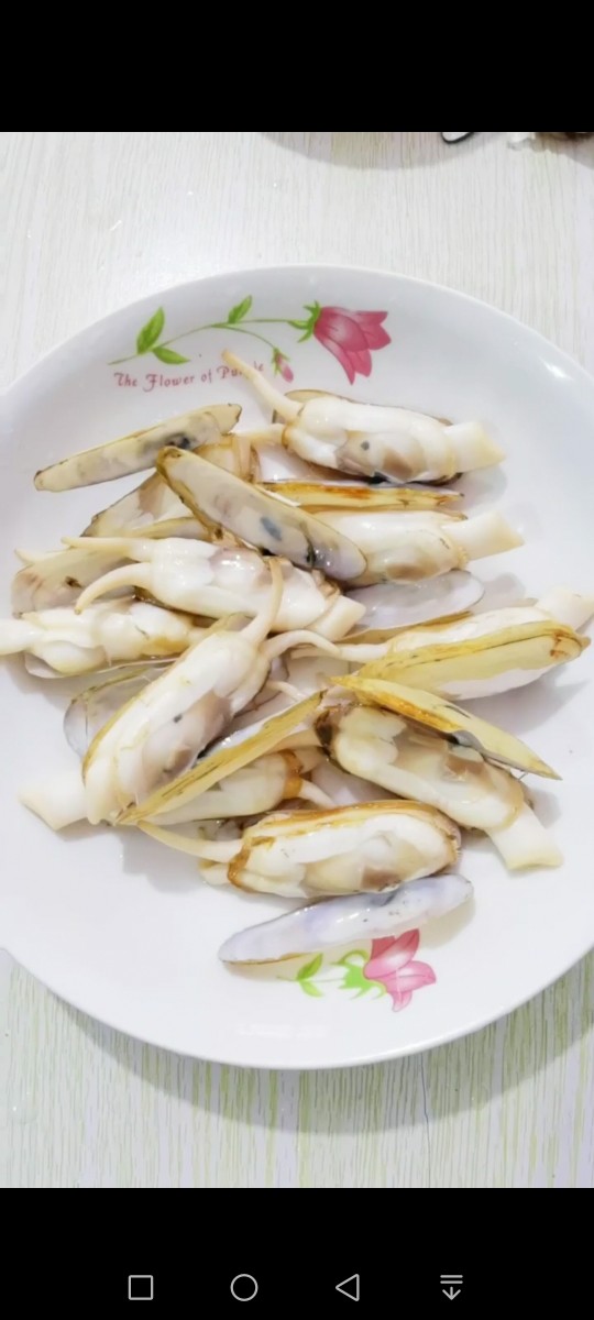 白灼小仁鲜,放入盘里,