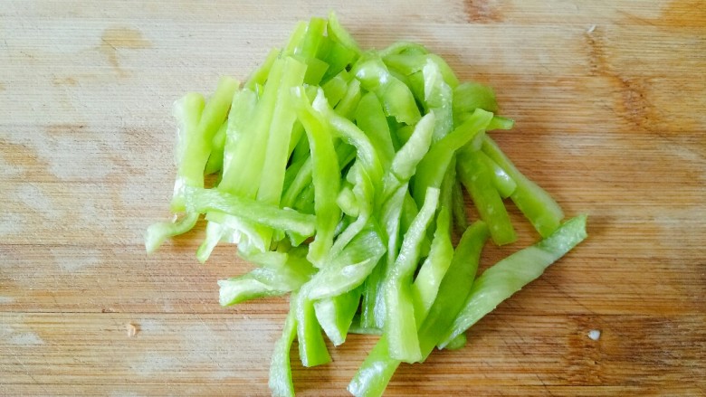 素炒白玉菇,<a style='color:red;display:inline-block;' href='/shicai/ 61'>青椒</a>清洗干净,切成细丝