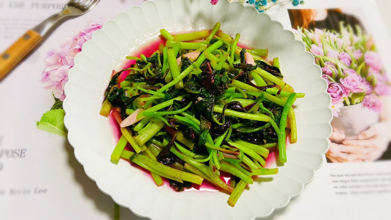 清炒苋菜,清炒苋菜脆嫩的菜叶,殷红的汤汁,让人食欲大开