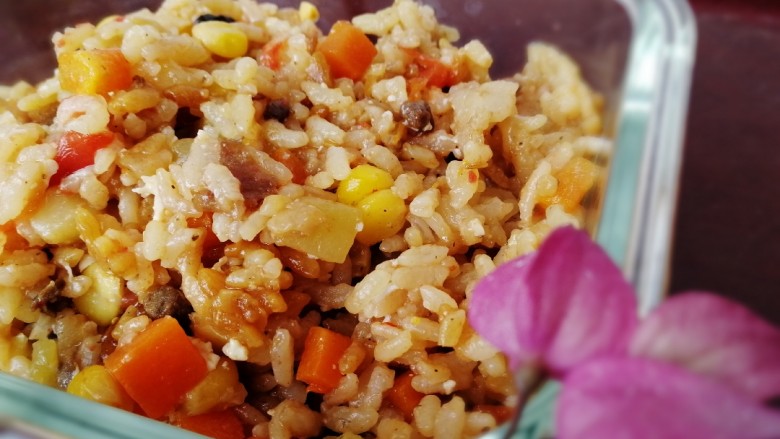 电饭煲番茄饭,所有食材翻拌均匀。