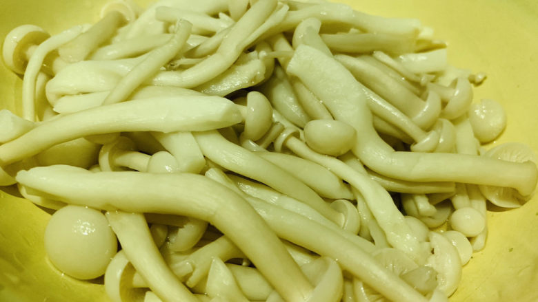 素炒白玉菇,捞起,盛入碗内