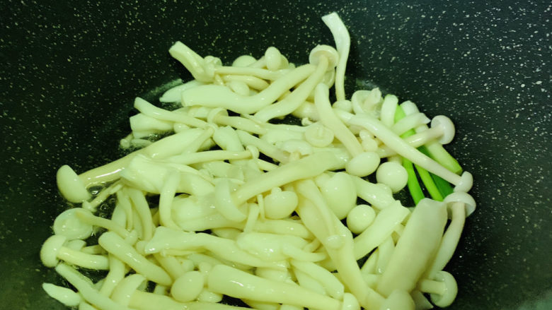 素炒白玉菇,加入白玉菇,炒香
