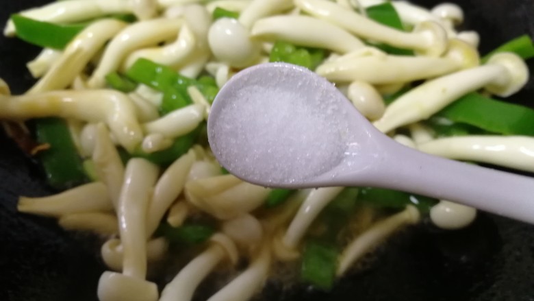 素炒白玉菇,洒一小勺盐,增味。
