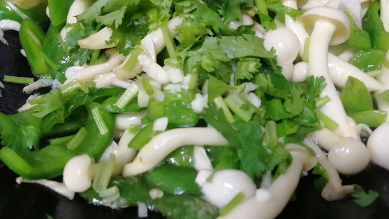 素炒白玉菇,最后放入蒜末和香菜末,急火翻炒一下即可。