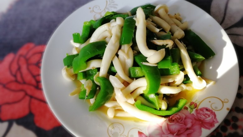 素炒白玉菇,脆嫩鲜滑,清淡可口。