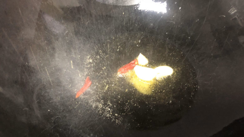 清炒鸡毛菜,热锅冷油放辣椒,蒜瓣
