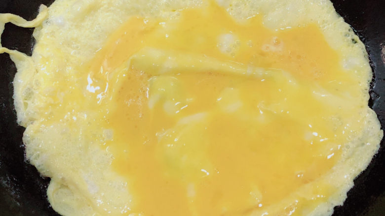 白玉菇炒鸡蛋,倒入鸡蛋液,成型后翻炒。