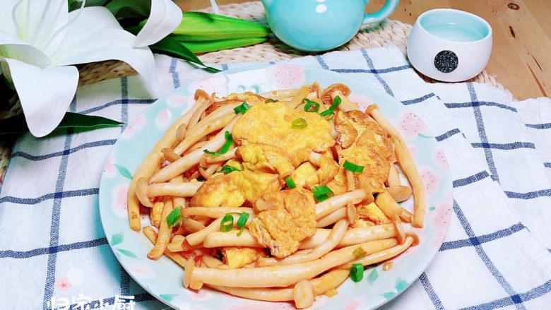 白玉菇炒鸡蛋,脆爽鲜美的白玉菇炒鸡蛋就上桌了!
