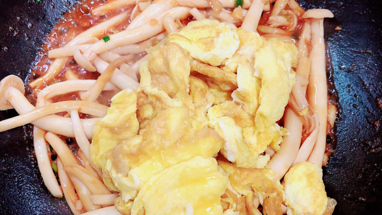 白玉菇炒鸡蛋,白玉菇放50ml水,让番茄汁浸泡白玉菇,加入炒好的鸡蛋。