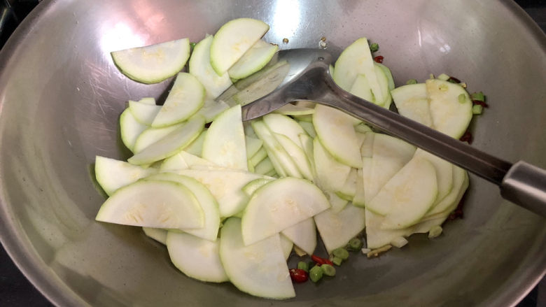 白玉菇炒鸡蛋➕笋瓜白玉菇炒蛋,转中火,下笋瓜片,翻炒到笋瓜开始出汁
