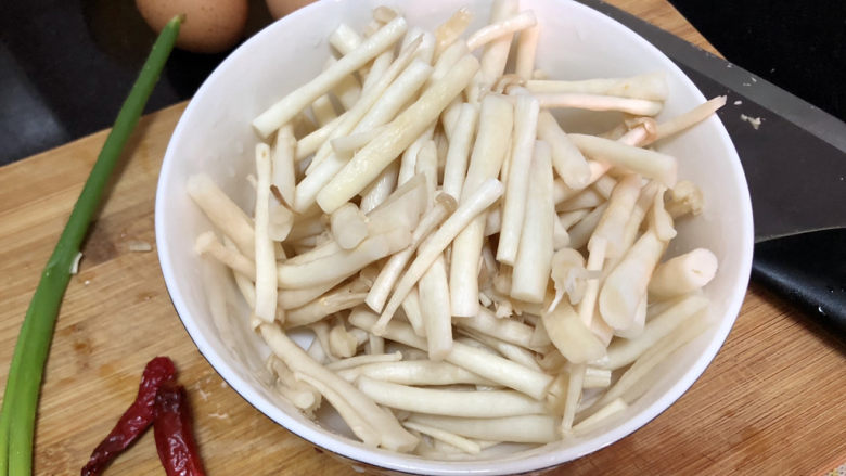 白玉菇炒鸡蛋➕笋瓜白玉菇炒蛋,白玉菇切去根部,比较长的中间切断,清洗备用