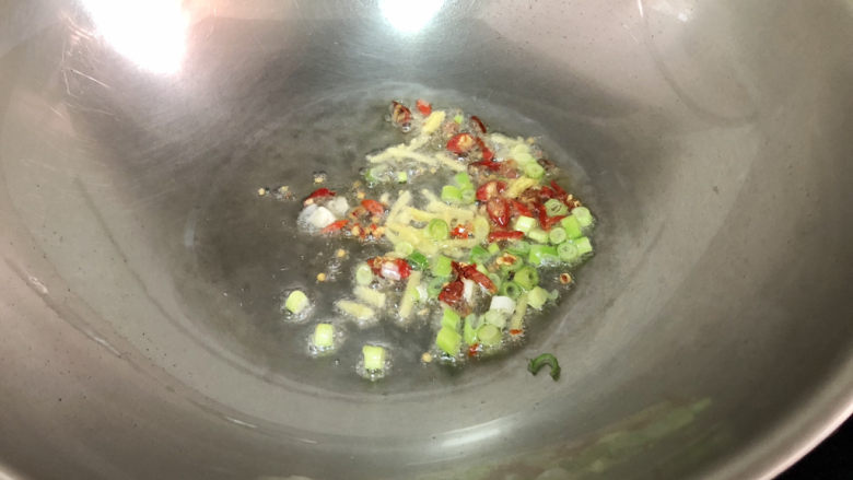 白玉菇炒鸡蛋➕笋瓜白玉菇炒蛋,热锅冷油,油温热,下葱白姜丝小米辣小火煸香