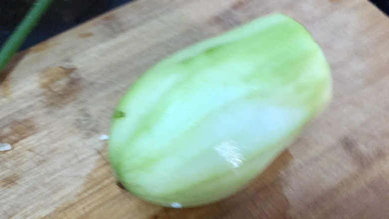 白玉菇炒鸡蛋➕笋瓜白玉菇炒蛋,笋瓜半根,削皮清洗