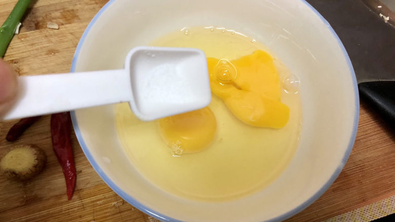 白玉菇炒鸡蛋➕笋瓜白玉菇炒蛋,鸡蛋打入碗中,加一点点食盐