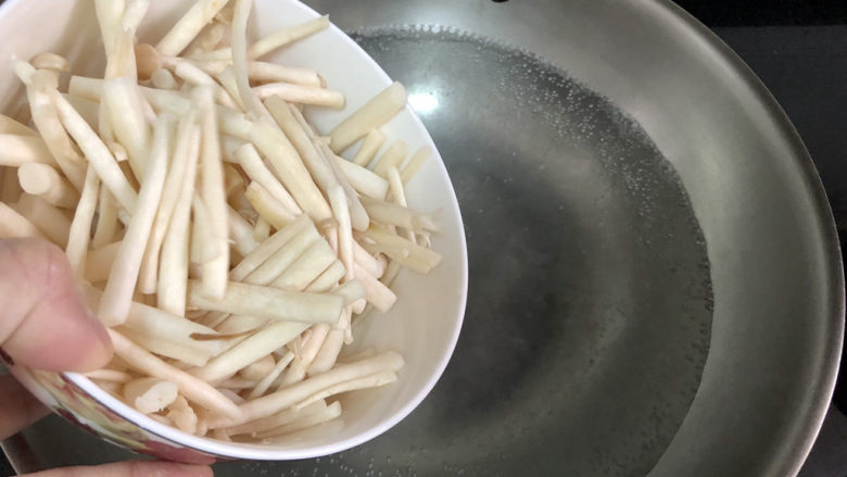 白玉菇炒鸡蛋➕笋瓜白玉菇炒蛋,下白玉菇,焯烫一分钟