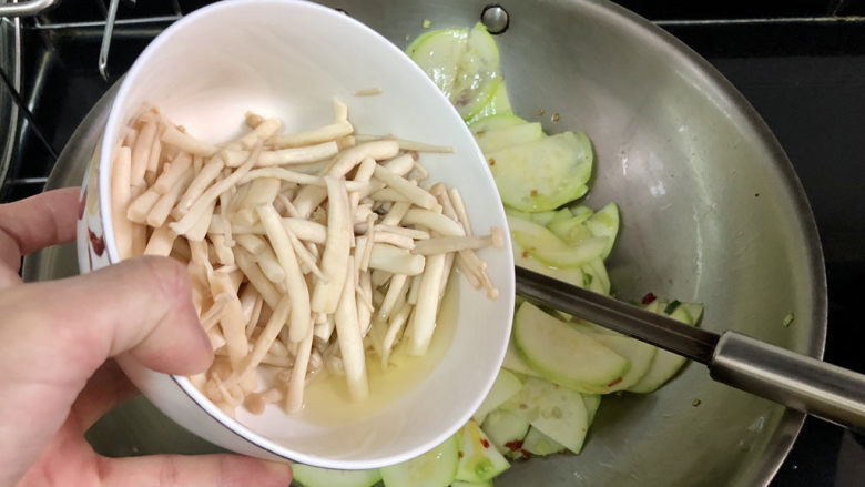 白玉菇炒鸡蛋➕笋瓜白玉菇炒蛋,下焯烫过的白玉菇,翻炒均匀