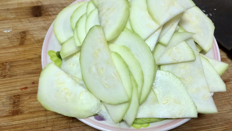 白玉菇炒鸡蛋➕笋瓜白玉菇炒蛋,笋瓜纵切,再切片