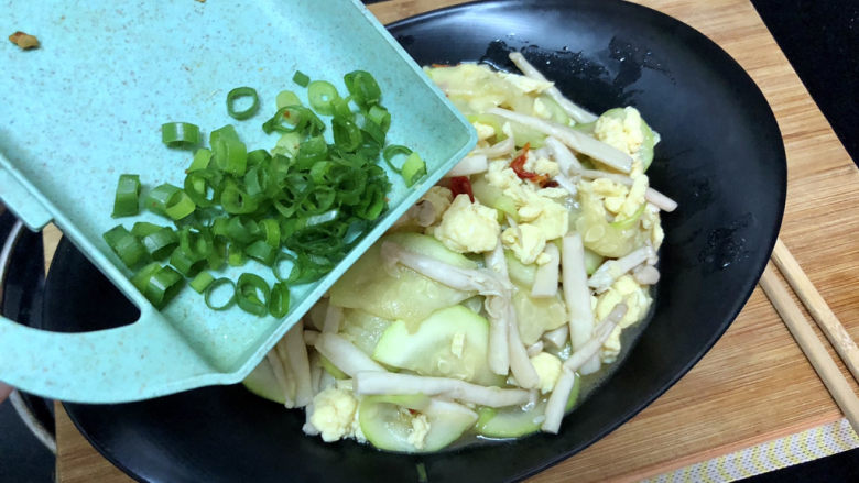 白玉菇炒鸡蛋➕笋瓜白玉菇炒蛋,撒上葱绿末,上桌开吃