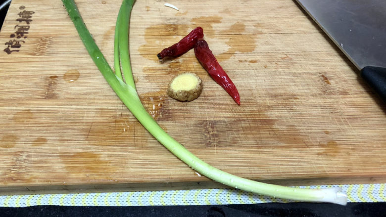白玉菇炒鸡蛋➕笋瓜白玉菇炒蛋,小葱择好洗净,姜小米辣清洗备用