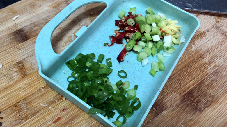 白玉菇炒鸡蛋➕笋瓜白玉菇炒蛋,改刀:小葱分葱白葱绿,分别切末,小米辣切丝,姜切丝
