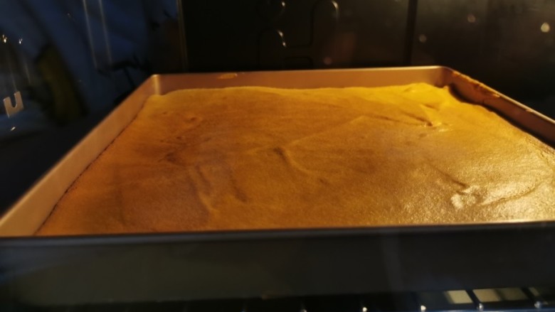 虎皮蛋糕卷,放入烤箱中,下层上下火,170度,20分钟左右,注意观察上色情况,按下蛋糕,有弹性就好了